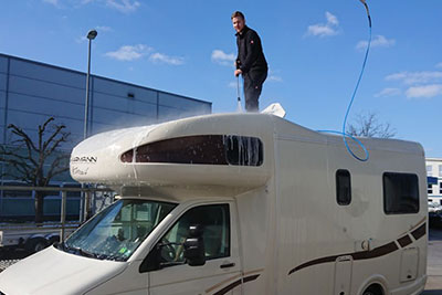 Auch große Gefährte wie dieser Wohnwagen werden aufbereitet